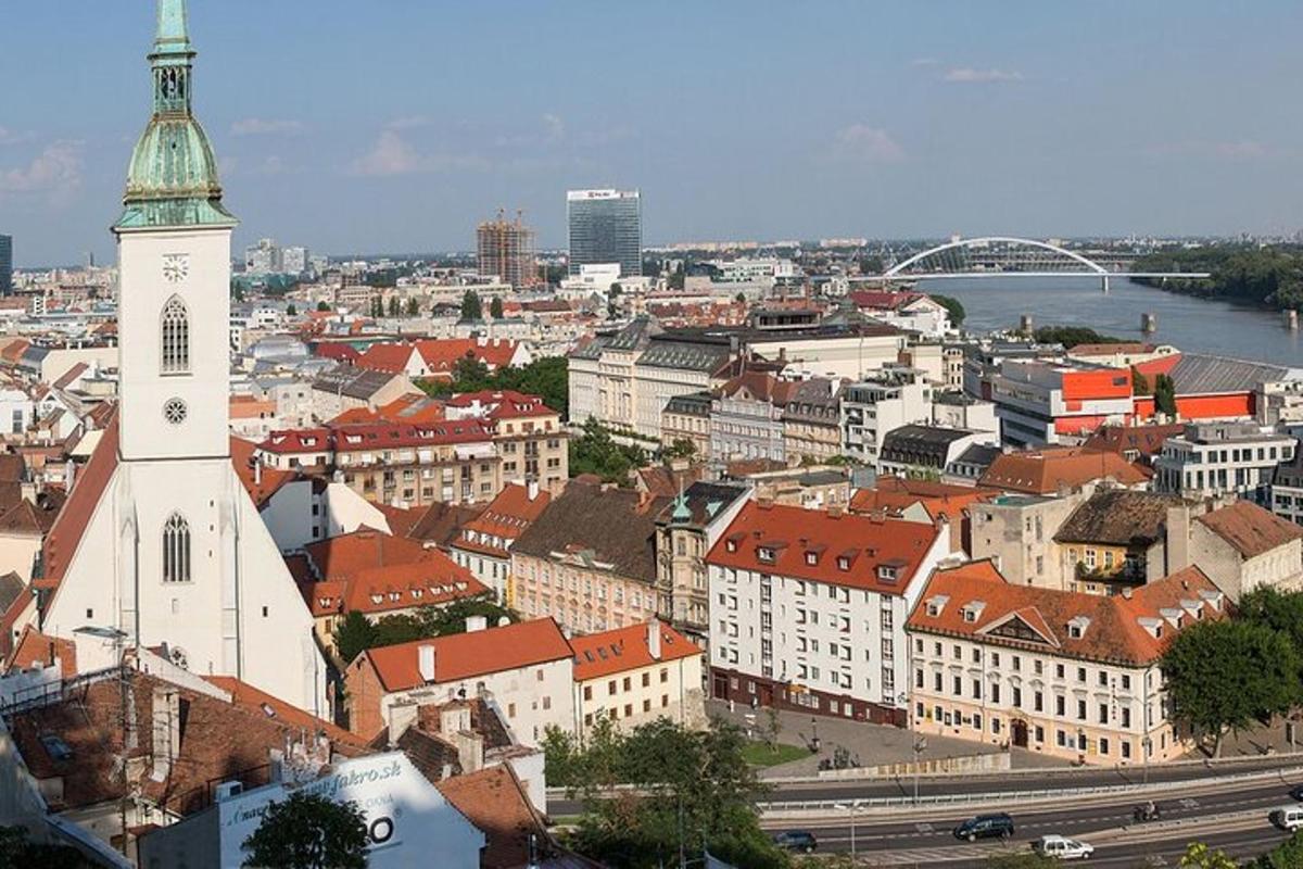 pogled na mesto z urnim stolpom