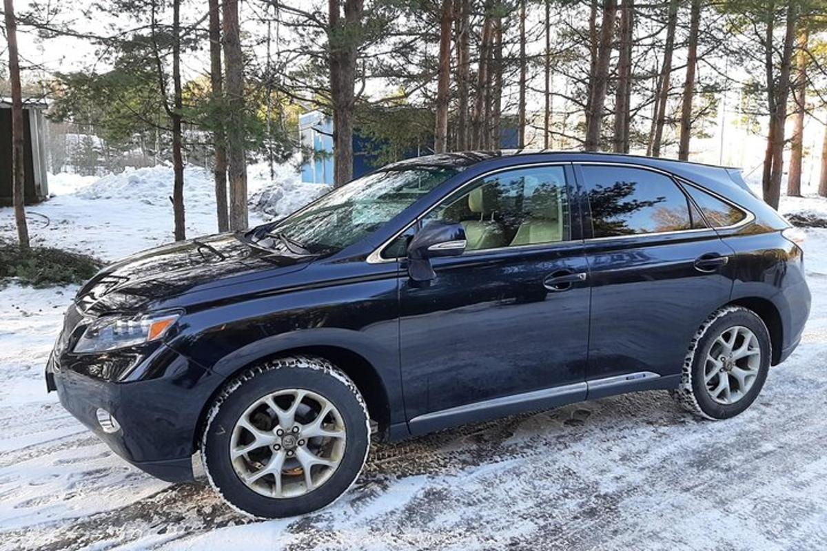 mėlynas automobilis stovi sniege