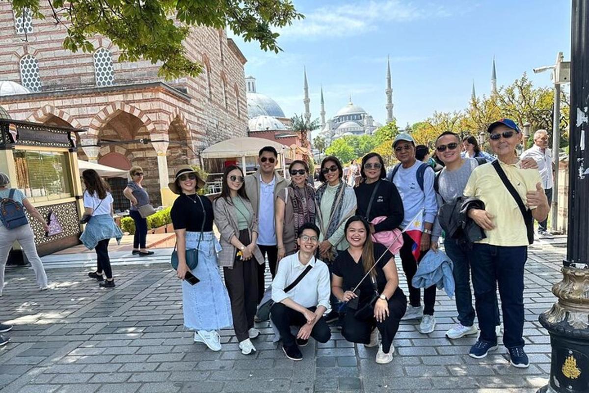 un gruppo di persone in posa per una foto davanti alla moschea blu