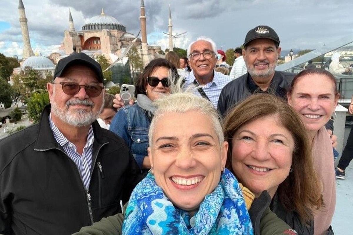 un gruppo di persone in posa per una foto davanti a Theida