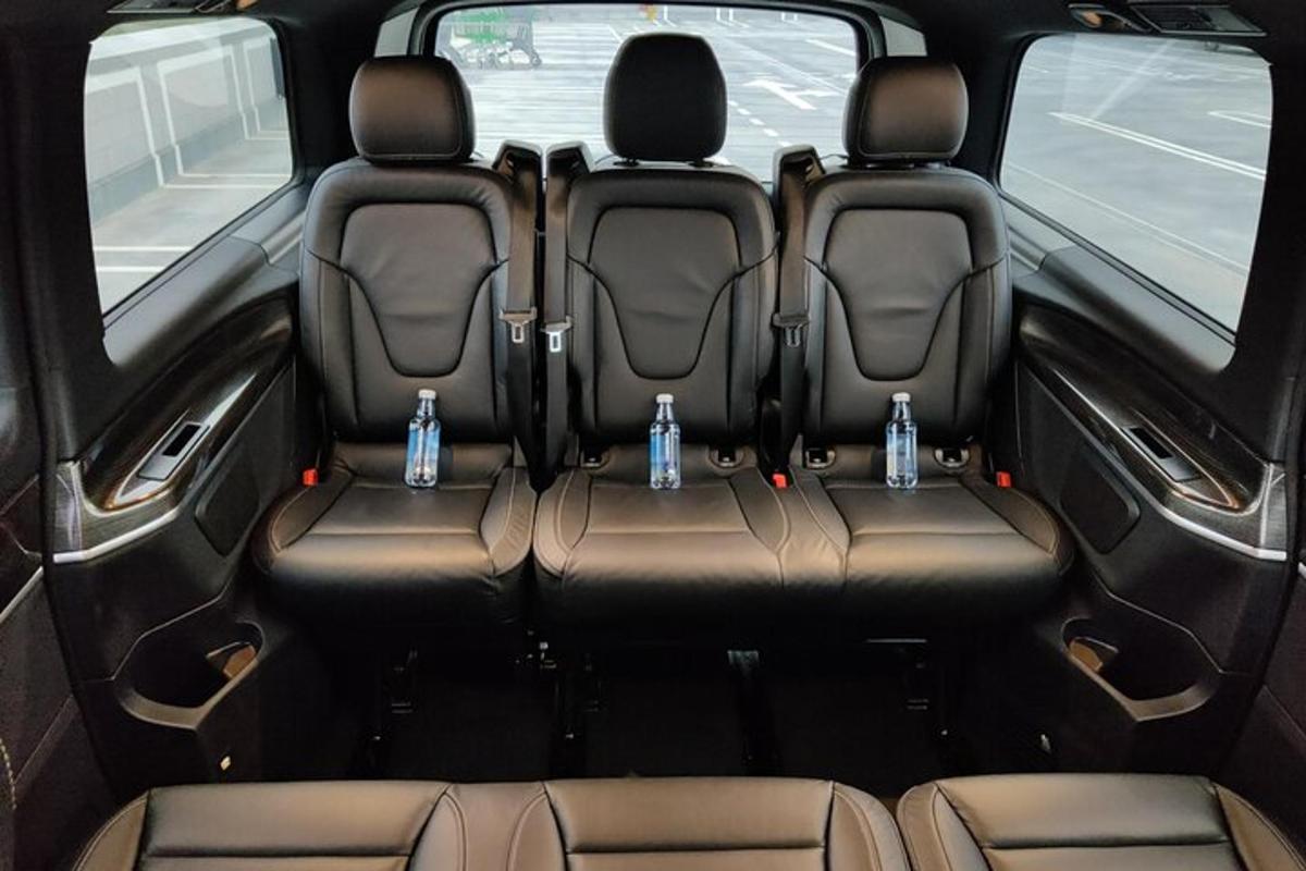 pohled zezadu na zadní sedadla automobilu