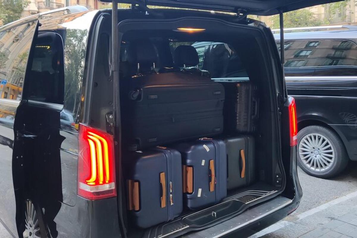 auto s otevřeným kufrem a zavazadly uvnitř