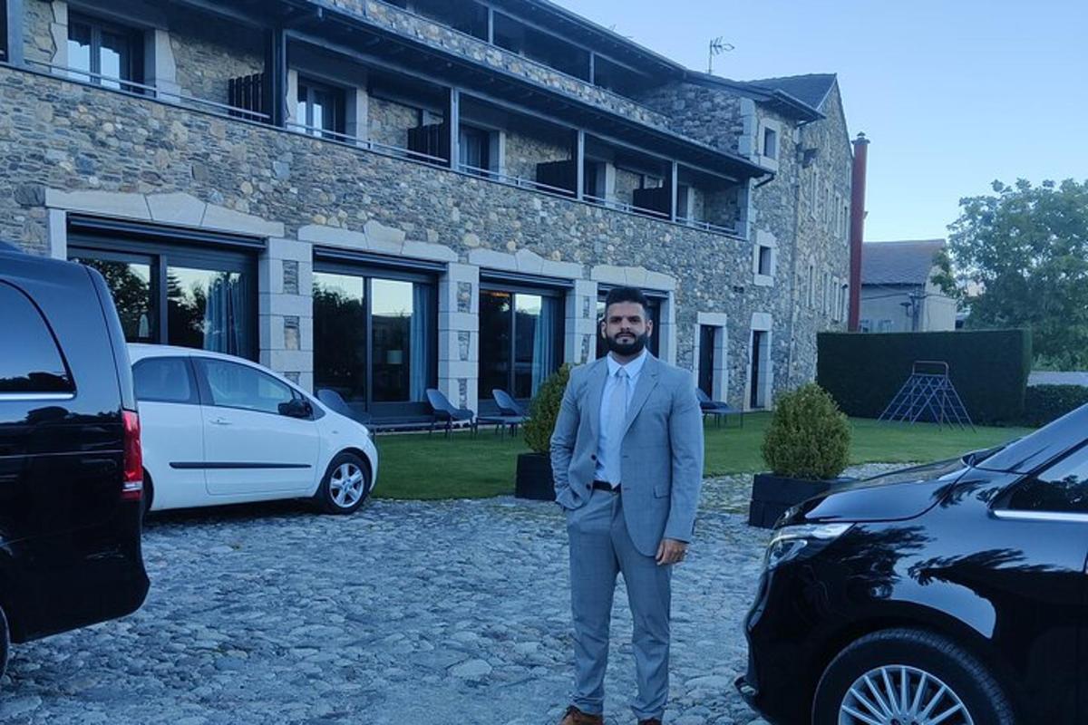 muž v obleku stojící před budovou