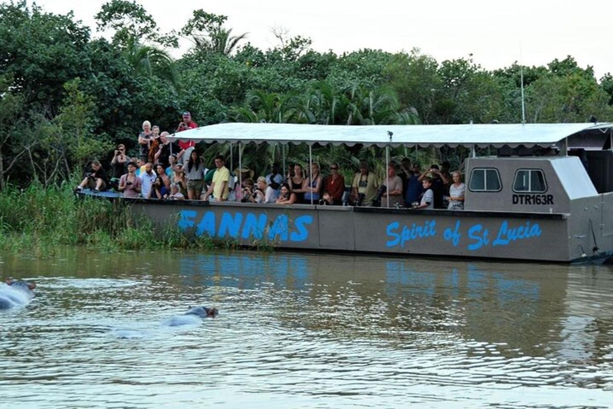um grupo de pessoas andando de barco na água
