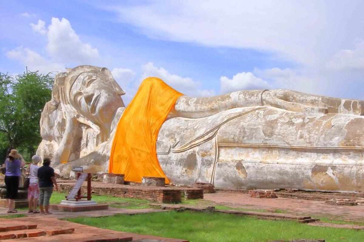 Una gran estatua de león de piedra en un parque