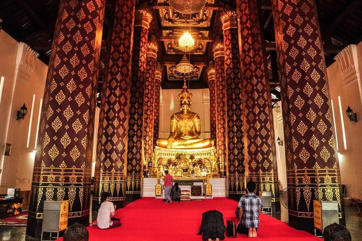Una gran sala con una alfombra roja y un gran santuario.