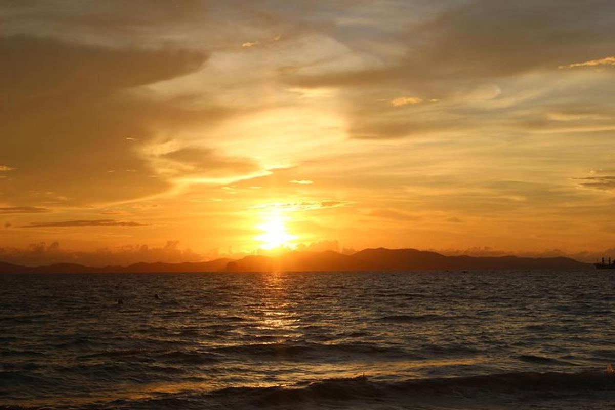 západ slunce nad oceánem se zapadajícím sluncem