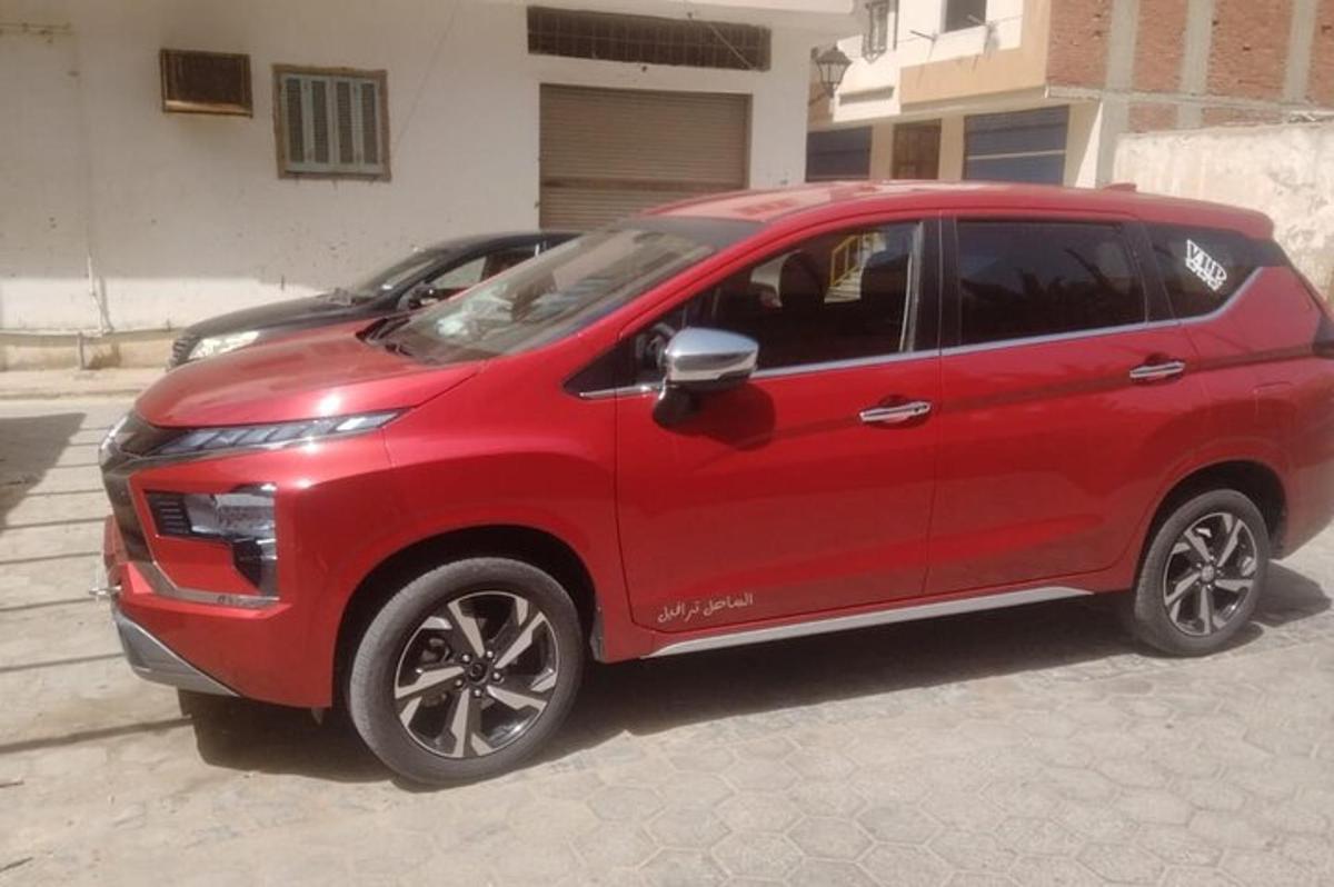 un'auto rossa parcheggiata in un parcheggio
