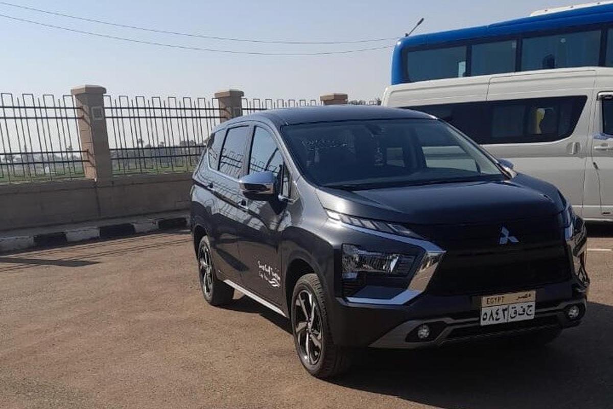 čierne auto zaparkované vedľa bielej dodávky