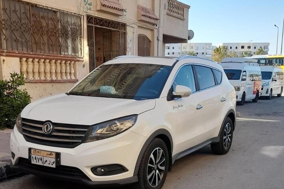 un'auto bianca parcheggiata in un parcheggio