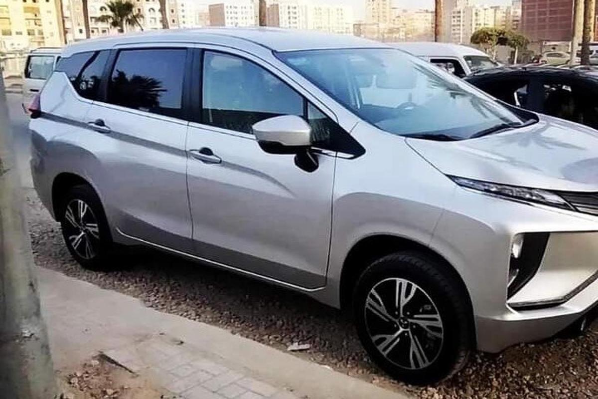 biele auto zaparkované na parkovisku