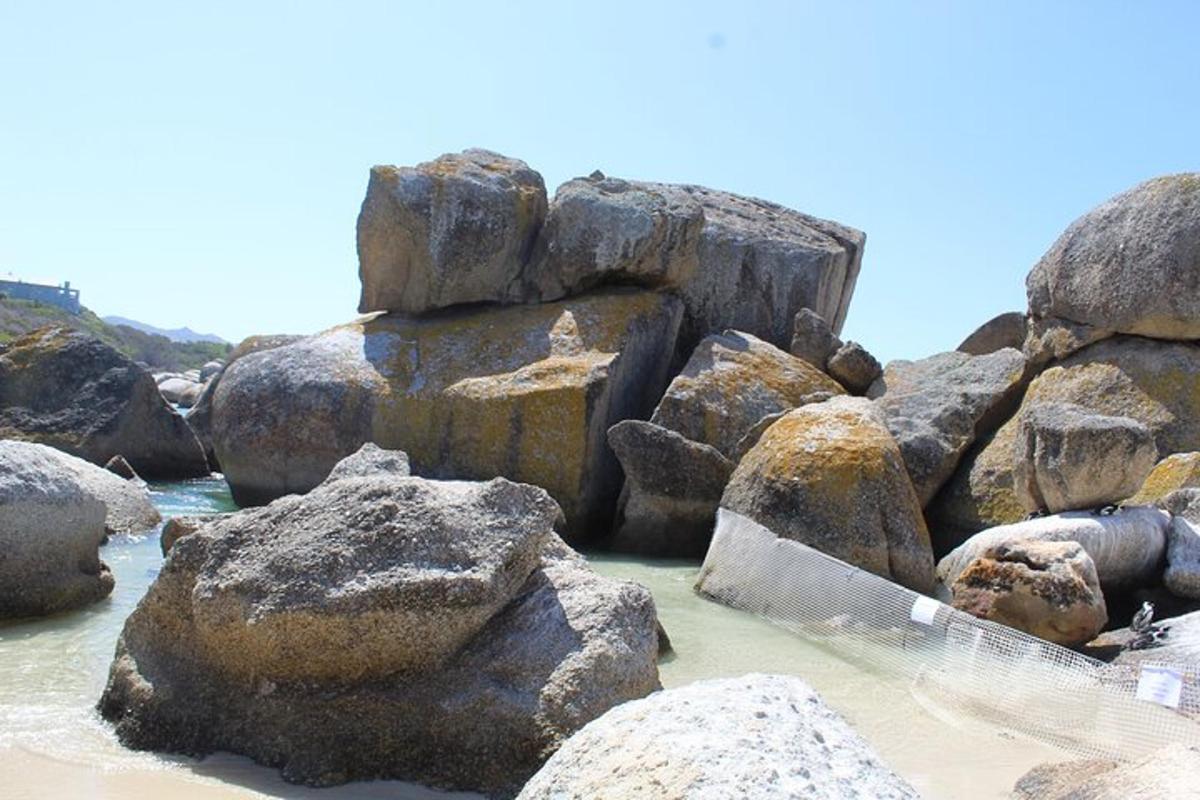 un mucchio di grandi rocce nell'acqua