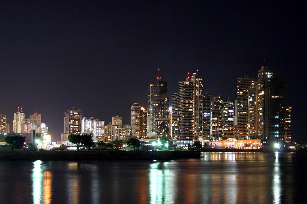 una città illuminata di notte con una città