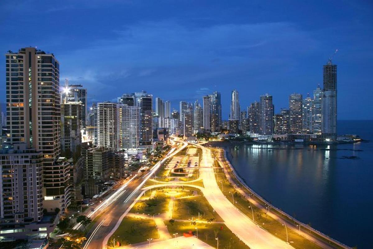 una vista di una città di notte con edifici