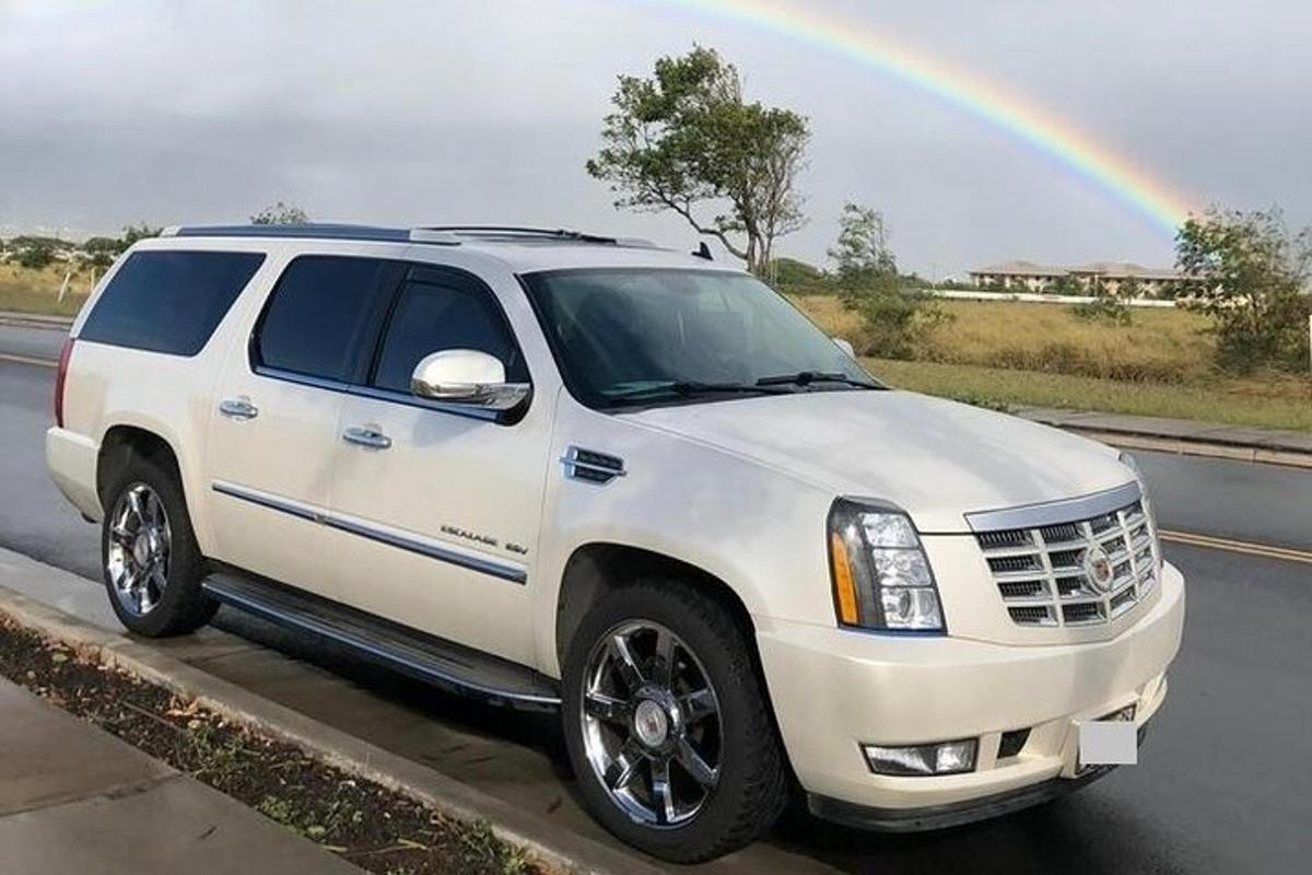 un camion bianco parcheggiato sul ciglio di una strada con un arcobaleno
