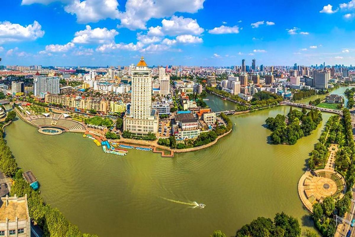 pemandangan udara bandar dengan sungai