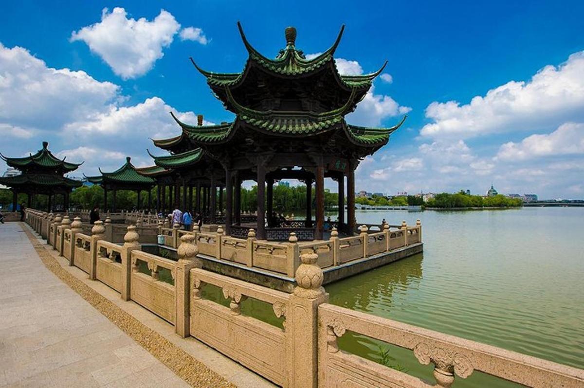 pagoda yang duduk di tepi badan air