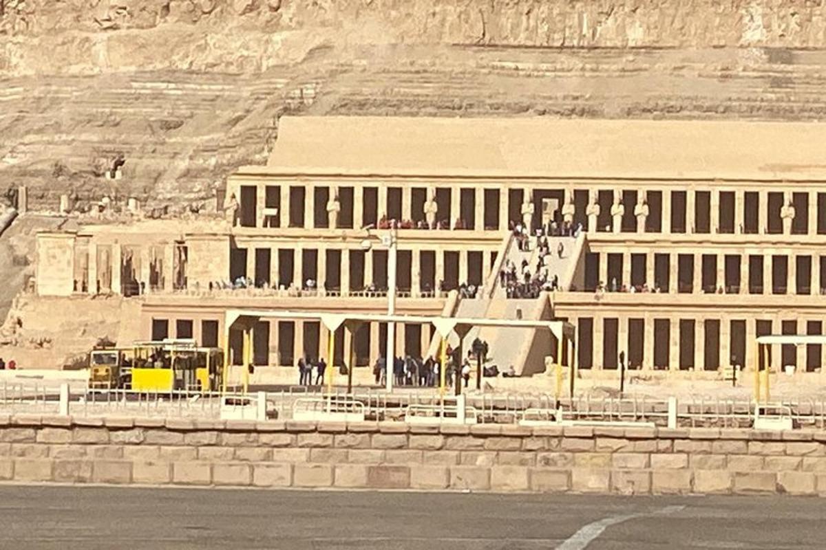 Un gran edificio con gente parada afuera.