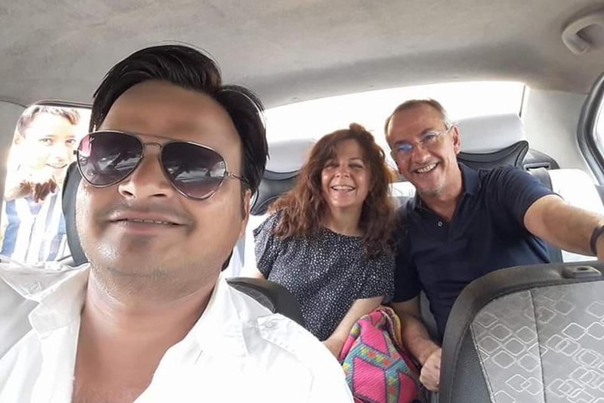 sekumpulan orang duduk di belakang kereta