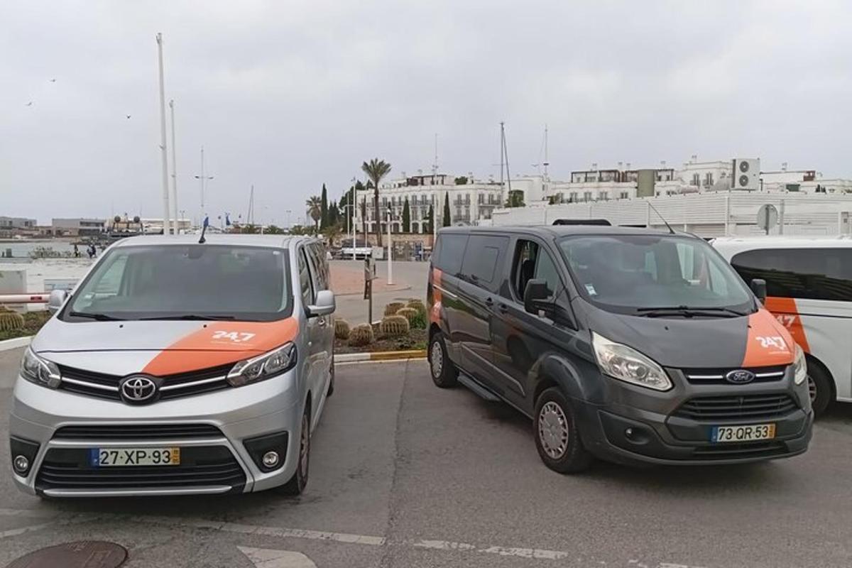 to biler parkert ved siden av hverandre på en parkeringsplass