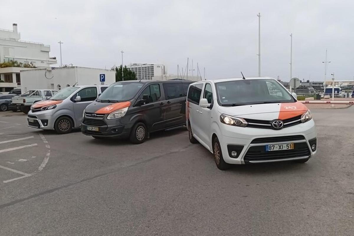 kolmest autost koosnev grupp pargitud parklasse