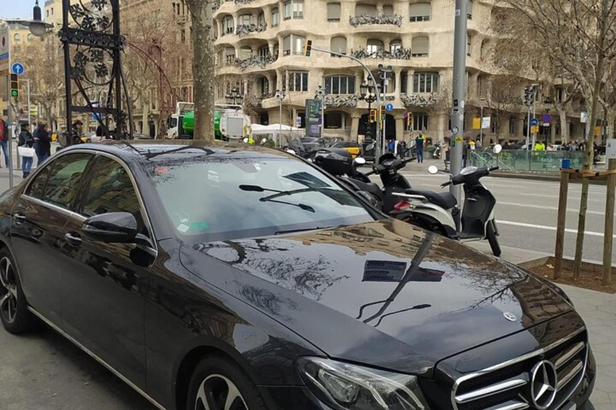 černé auto zaparkované na městské ulici se skútrem