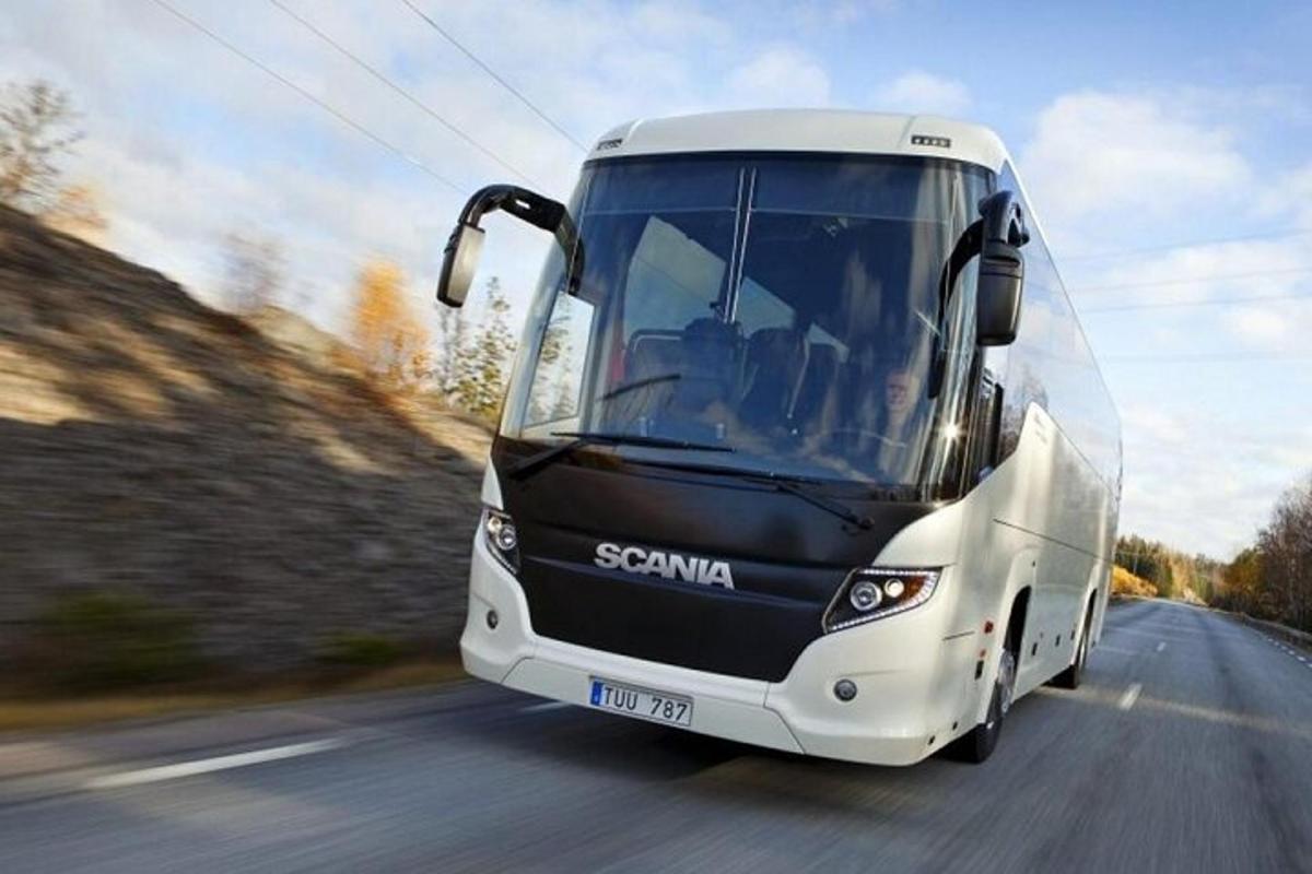 avtobus se pelje po cesti