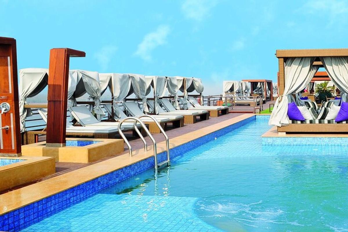 kolam renang dengan kerusi santai di resort