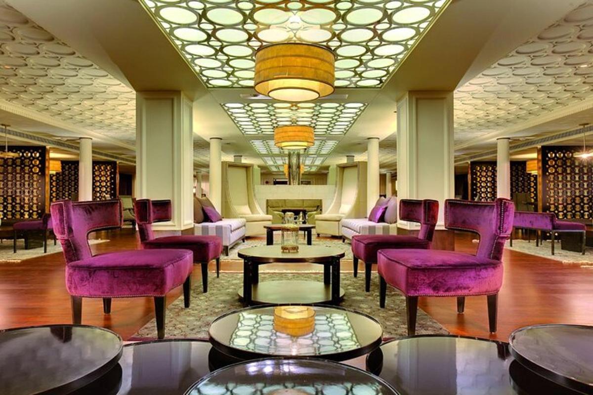lobi hotel dengan kerusi dan meja berwarna ungu