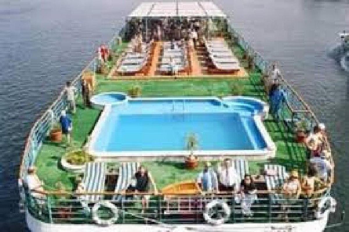 un barco con piscina en el agua