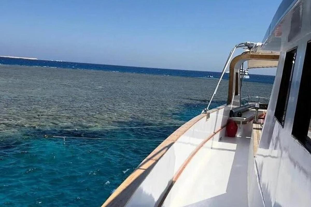 una barca nell'oceano con acqua blu