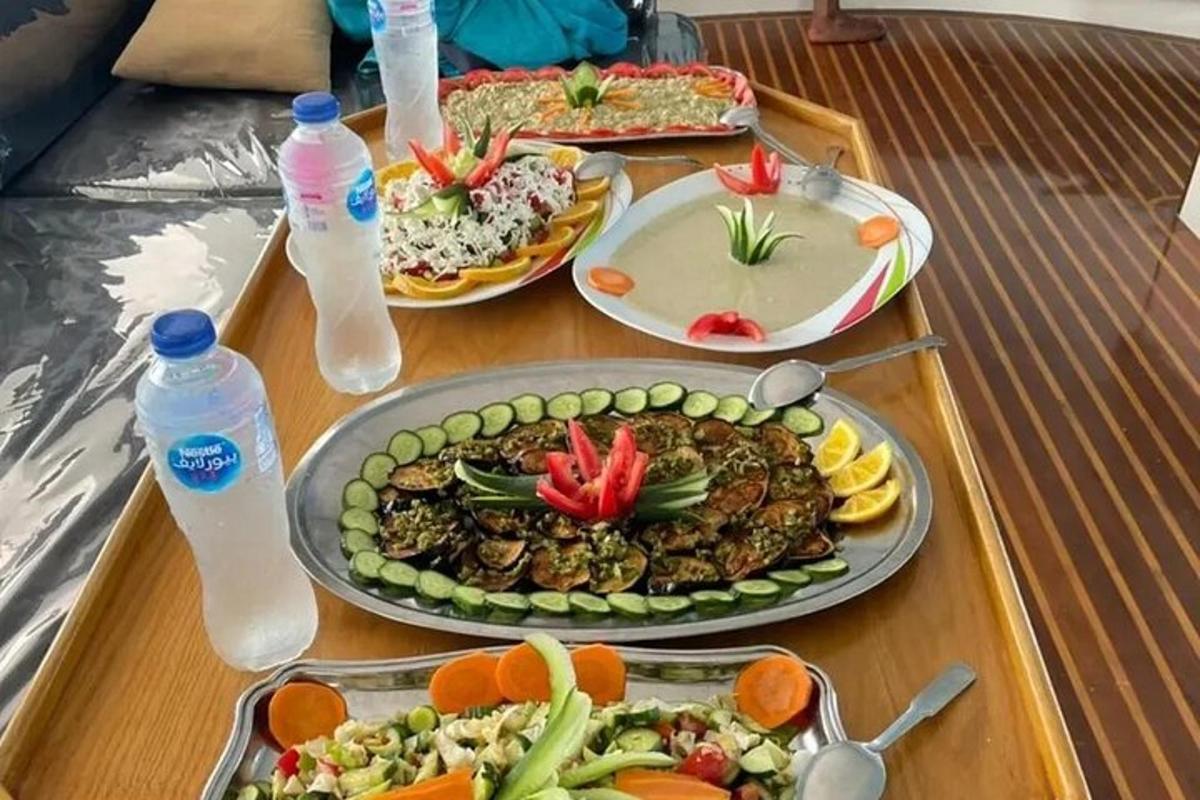 un tavolo sormontato da piatti di cibo e bottiglie d'acqua