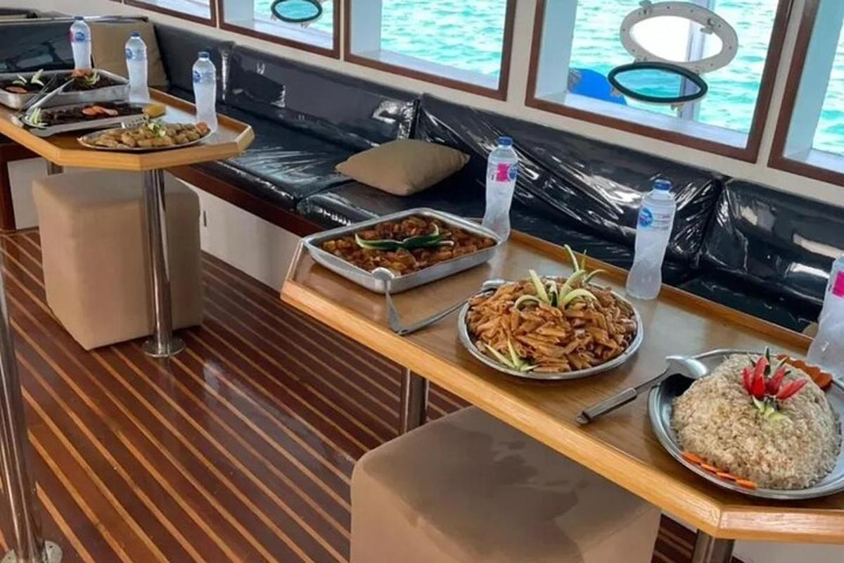 buffet veneessä, jossa on lautasellinen ruokaa