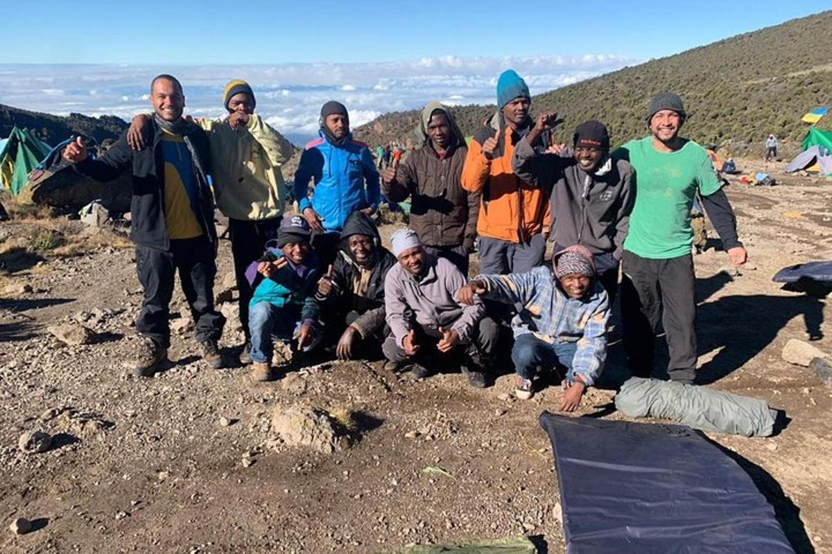 un gruppo di persone in posa per una foto su una montagna