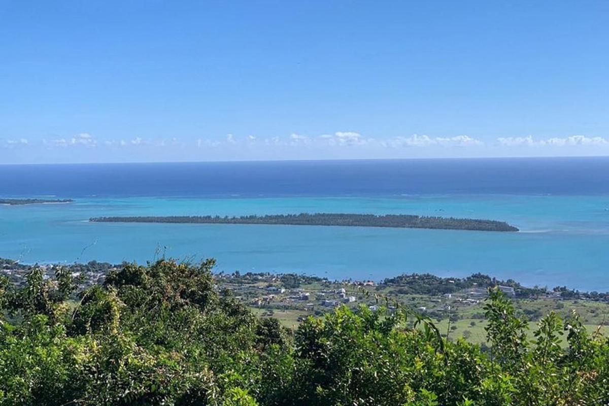 una isla en medio de una gran masa de agua