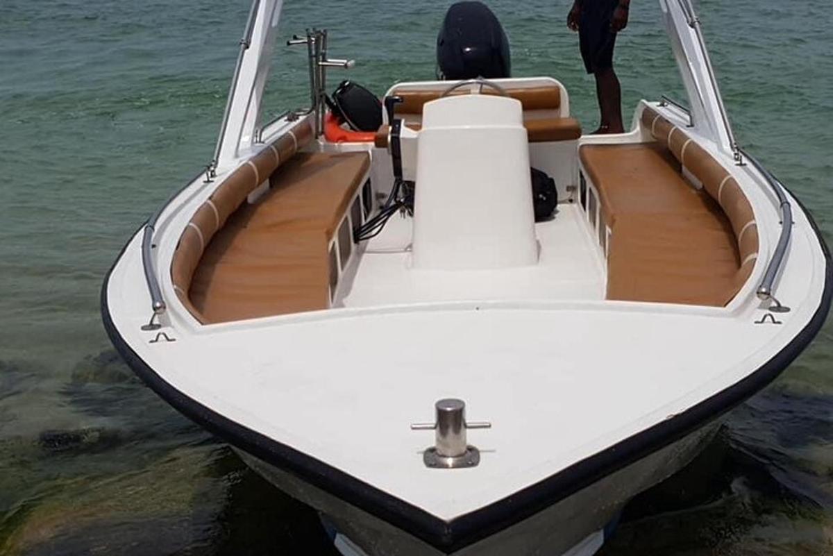 Un barco blanco está sentado en el agua