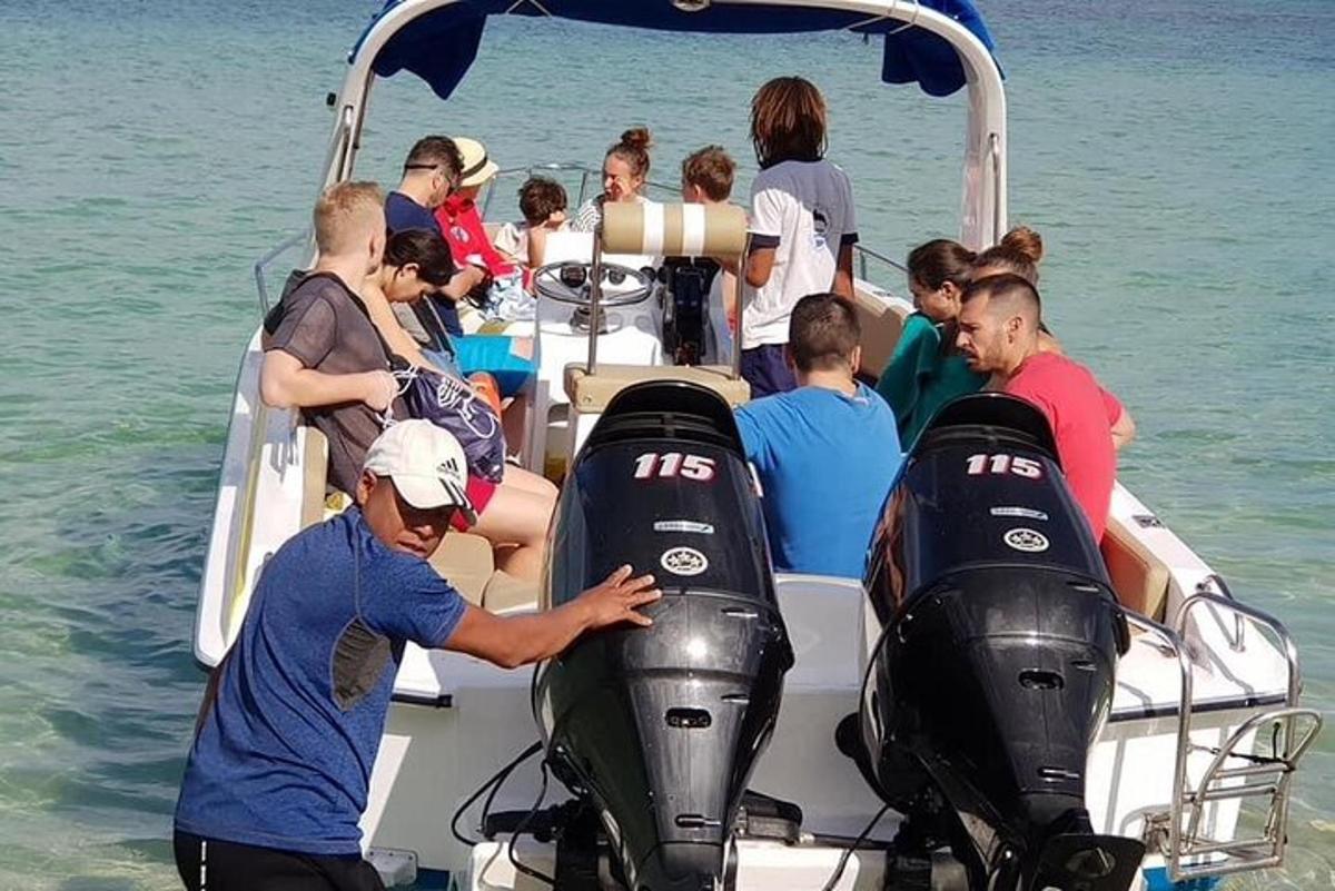 un grupo de personas en un barco en el agua