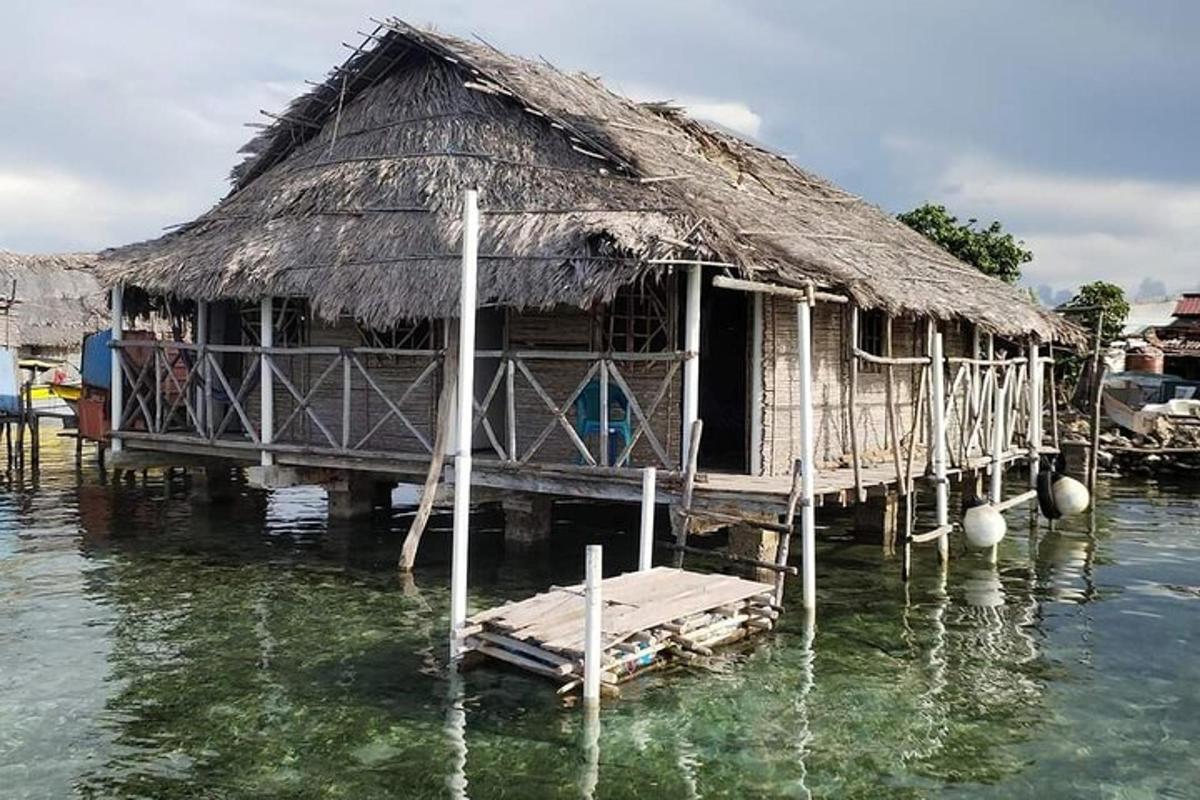 una casa en un moll a l'aigua