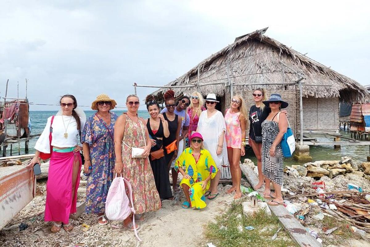 um grupo de mulheres em pé em frente a um barraco