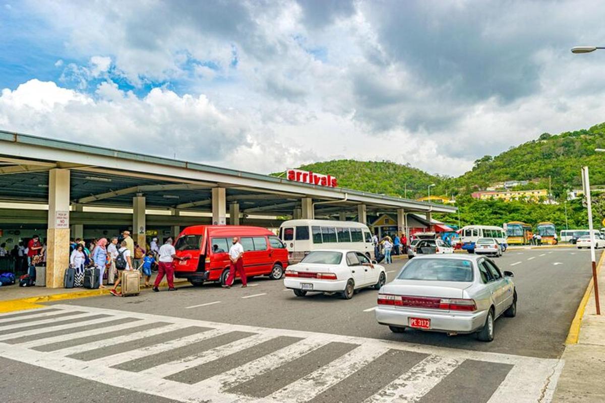 egy csoport autó parkolt egy benzinkútnál