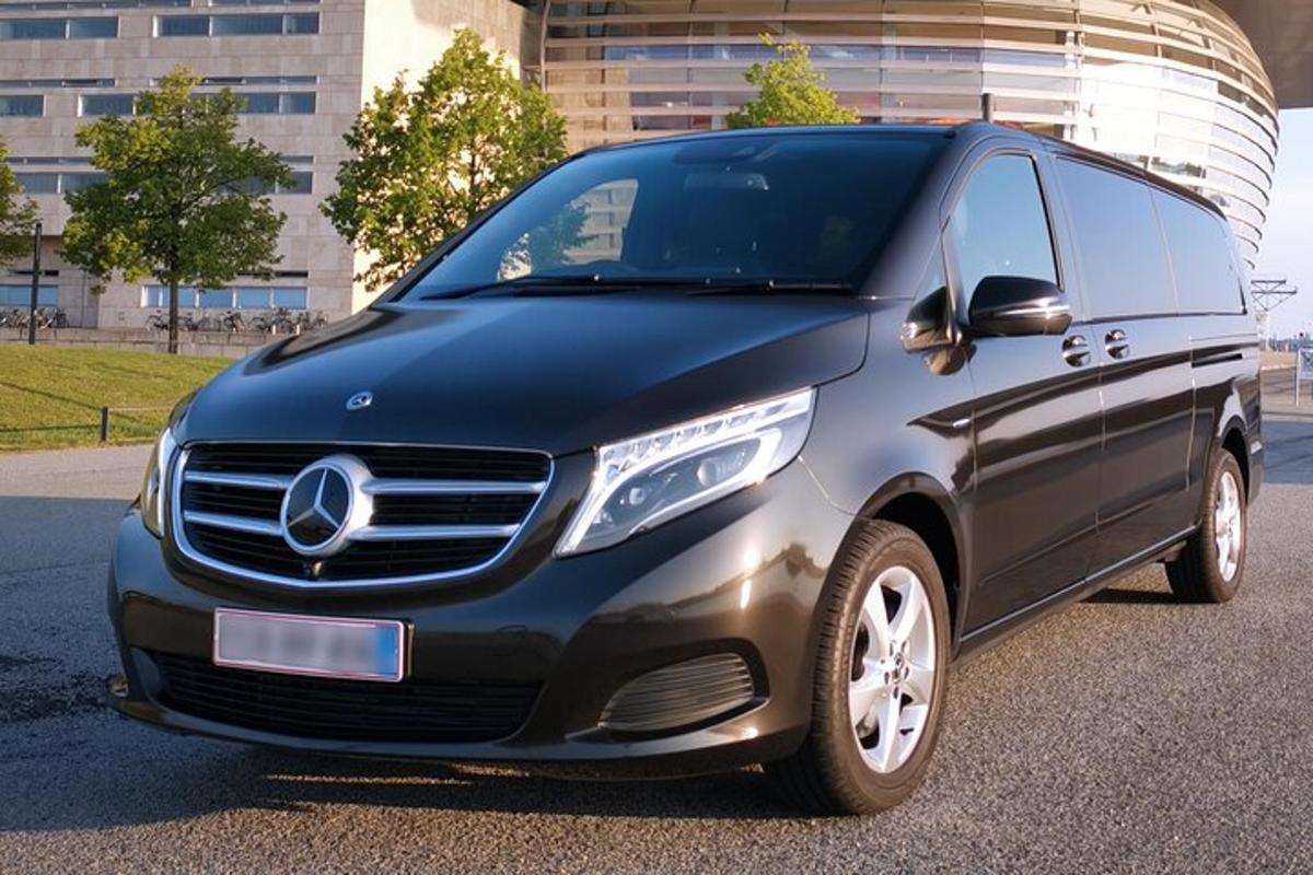 Blár Mercedes Benz sendibíll lagður á bílastæði