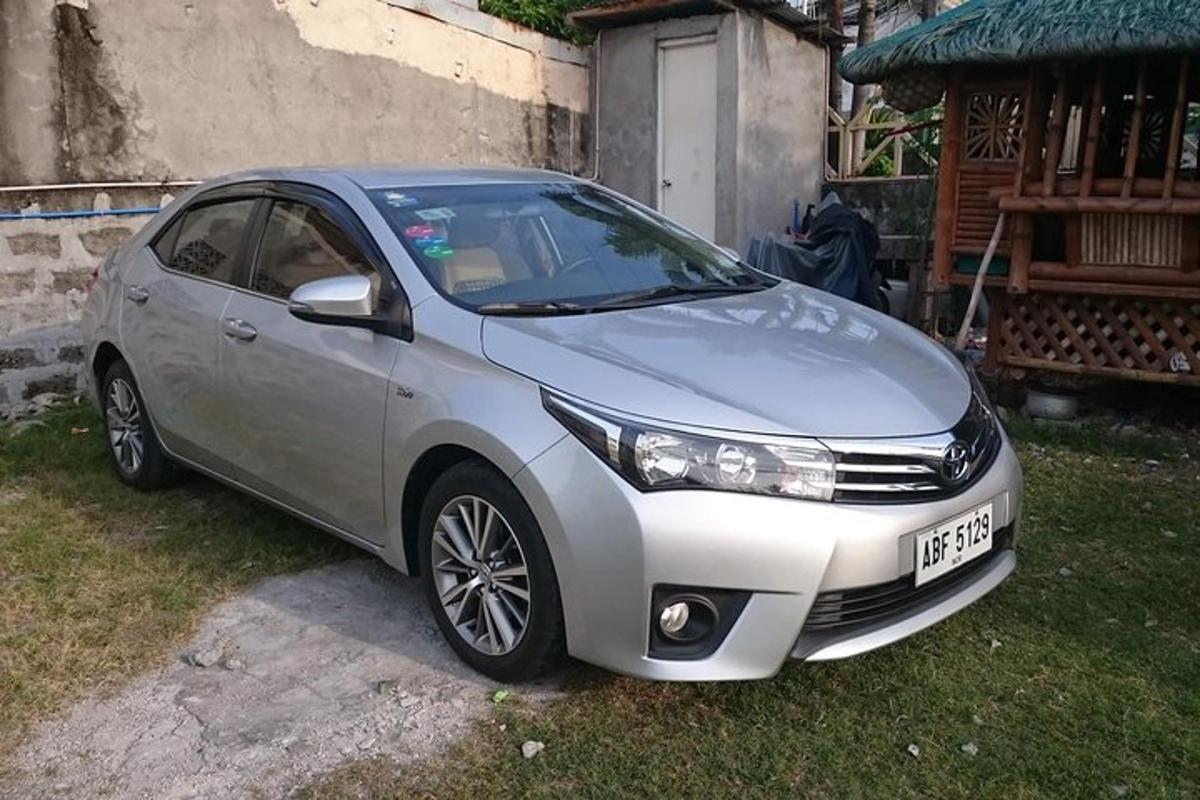 stříbrné auto zaparkované před domem
