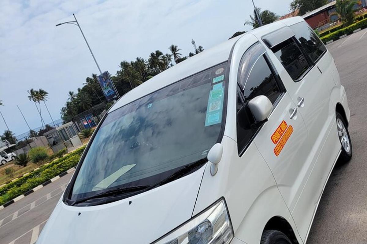 uma van branca está estacionada em uma rua
