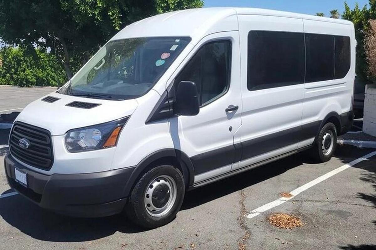 uma van branca estacionada em um estacionamento