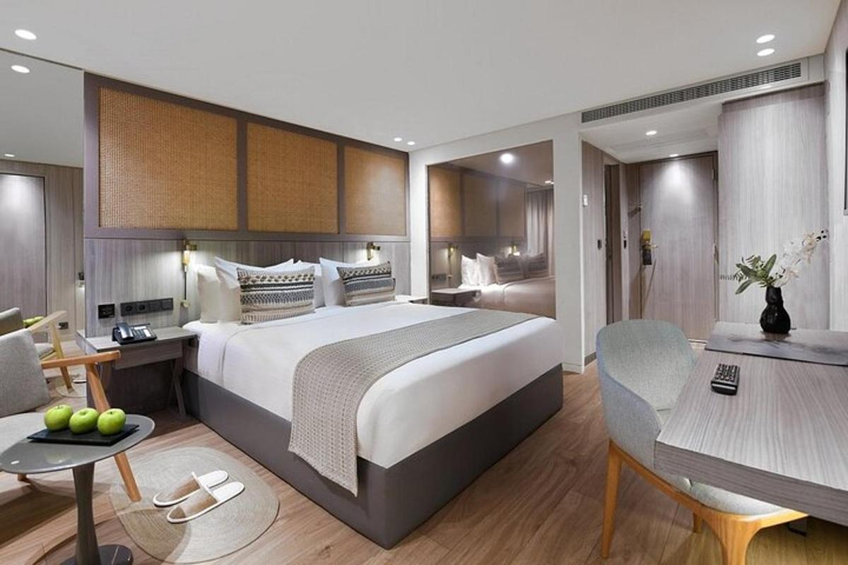 una habitació d'hotel amb un llit gran i un escriptori