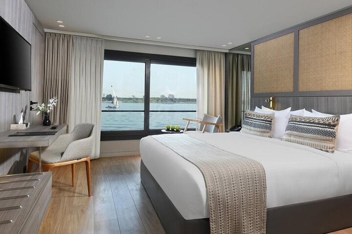 una habitació d'hotel amb un llit gran i una finestra gran