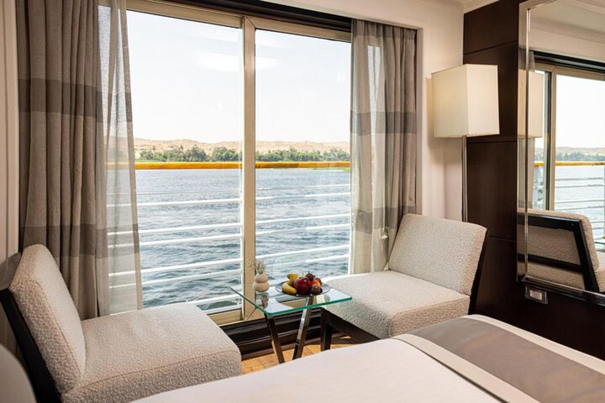 hotellituba vaatega veele