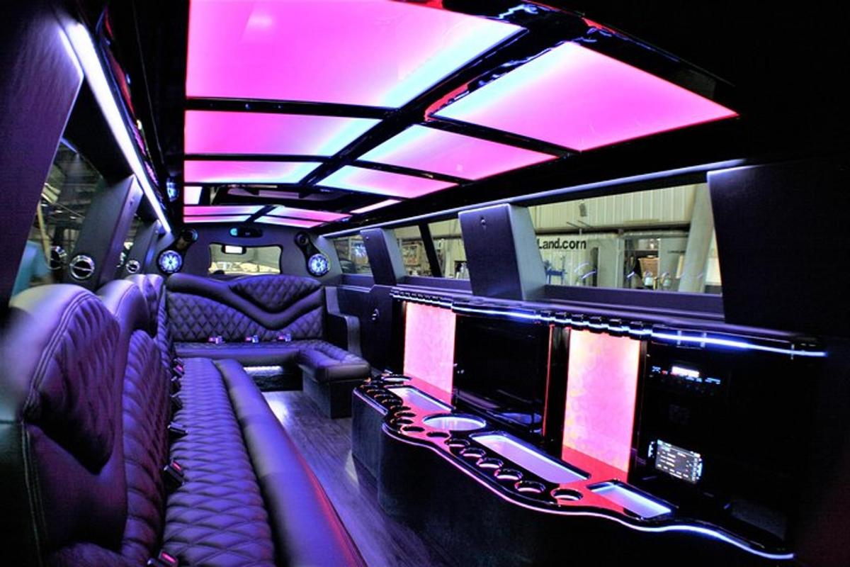 Pohled dovnitř autobusu s růžovými světly
