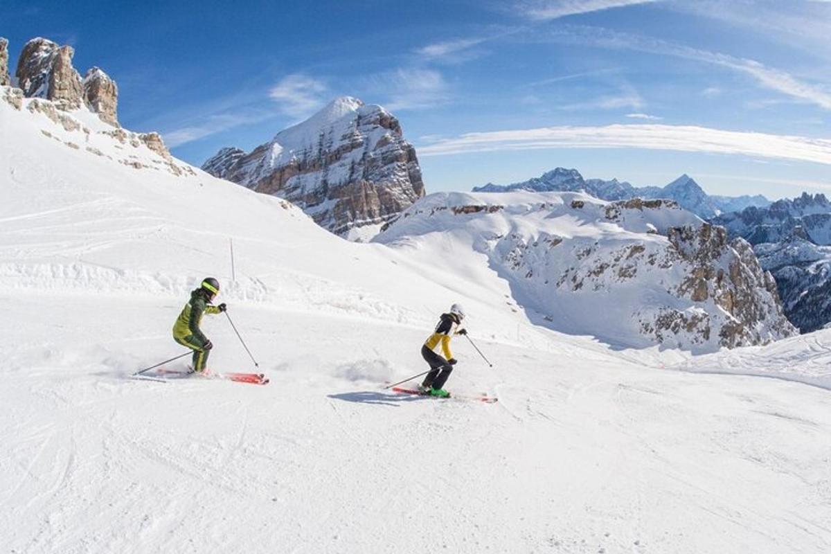 due persone stanno sciando giù da una montagna innevata