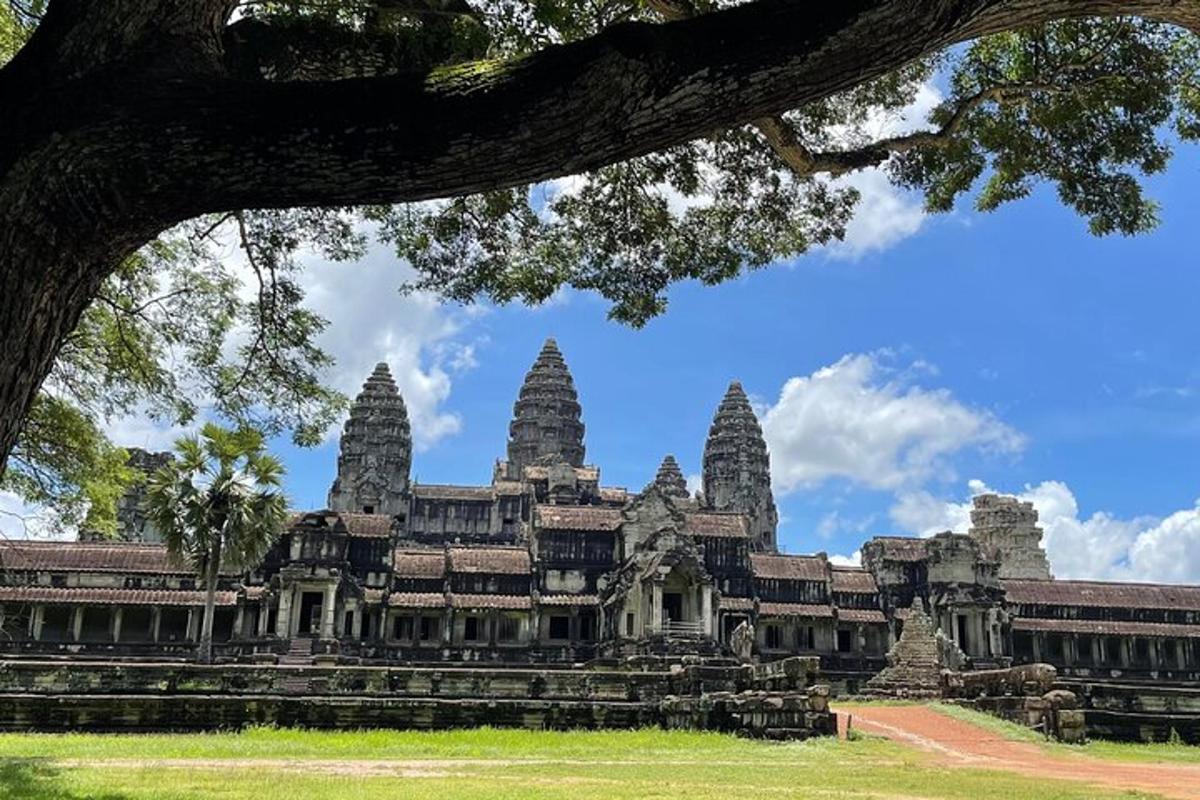 pemandangan reruntuhan kuil kuno